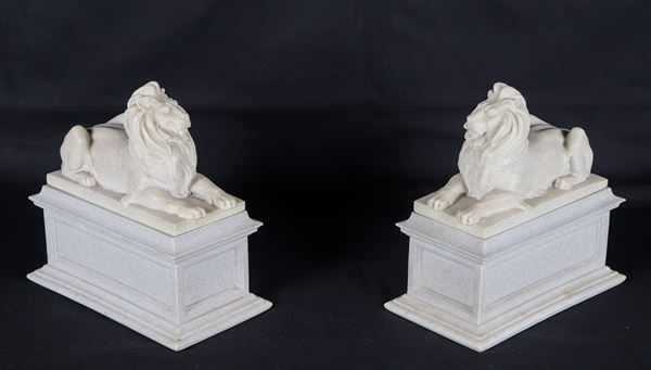 "Leoncini", coppia di piccole sculture a finto marmo bianco
