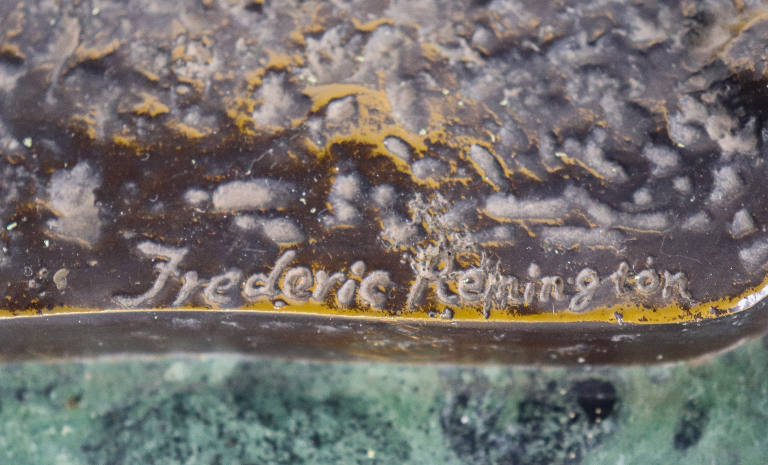 Firmato. "Bronco Buster", scultura in bronzo sorretta da base in marmo verde