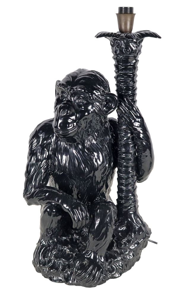 "Scimmia", scultura in ceramica smaltata nera trasformata a lampada. Anni '60-'70