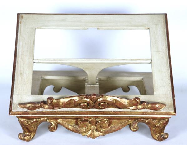 Leggio da tavolo in legno laccato e dorato, con intagli a motivi Luigi XIV