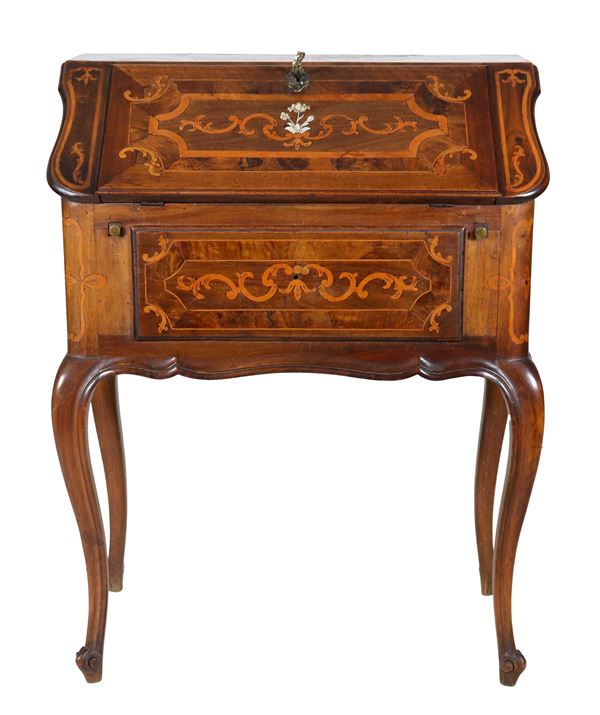 Ancient small Roman Louis XV flap in walnut, with inlays of curls, acanthus leaves, small rosettes and threads. Slide forming a desk with drawer underneath and four curved legs