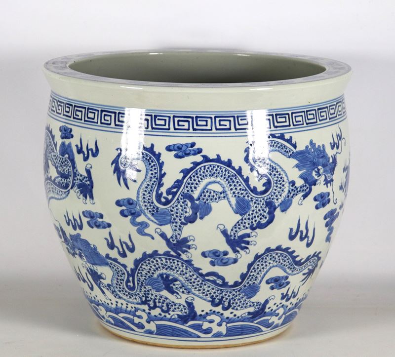 Antico grande cachepot cinese in porcellana bianca, con decorazioni in blu a motivi di draghi e v...