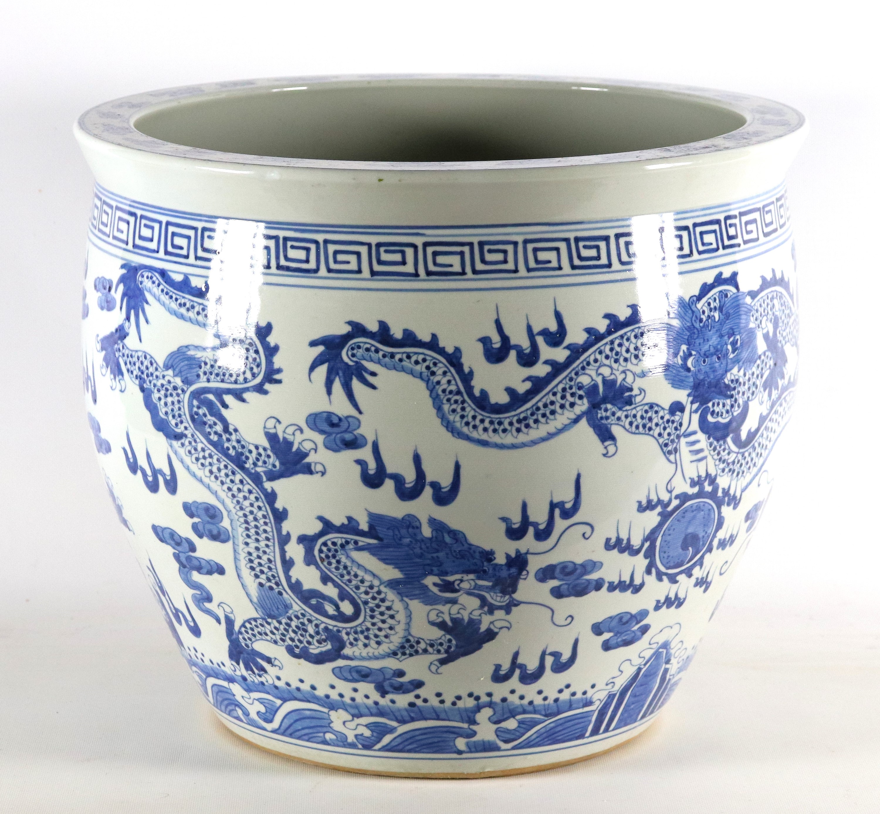 Antico grande cachepot cinese in porcellana bianca, con decorazioni in blu a motivi di draghi e v...