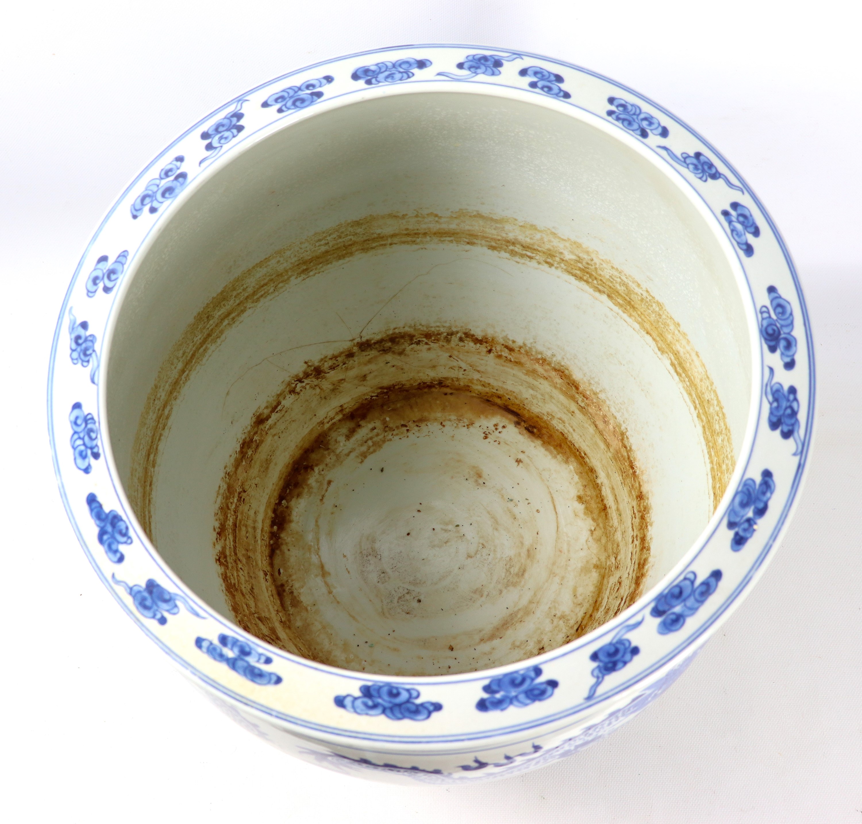 Antico grande cachepot cinese in porcellana bianca, con decorazioni in blu a motivi di draghi e v...