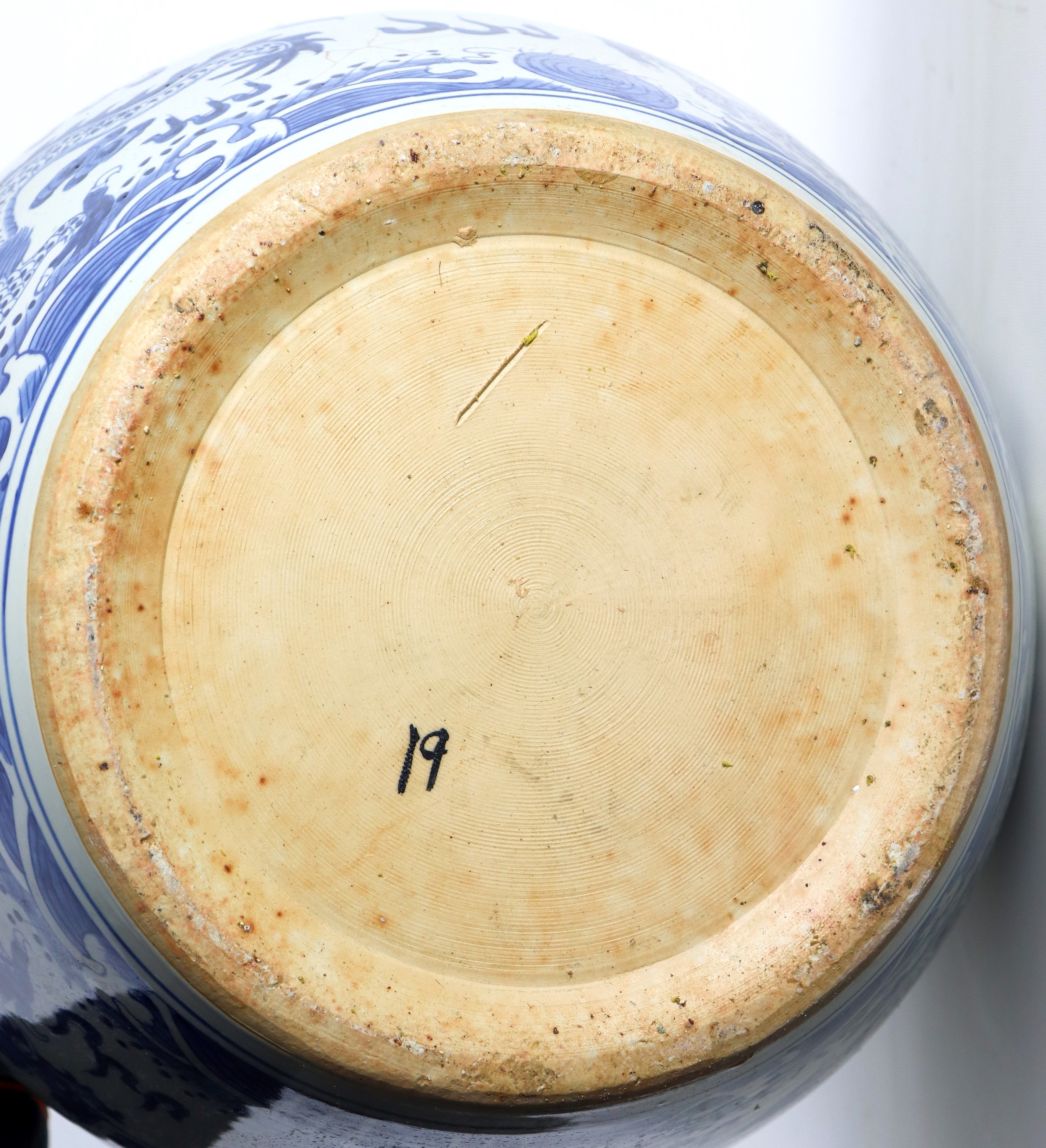 Antico grande cachepot cinese in porcellana bianca, con decorazioni in blu a motivi di draghi e v...