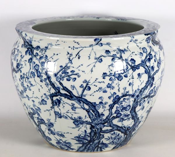 Ancient large Chinese cachepot in white and blue porcelain, with decorations on the outside with motifs of trees and lotus flowers and on the inside with exotic fish