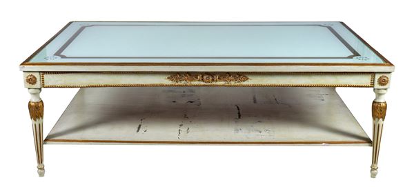 Grande tavolo da salotto francese, in legno laccato e dorato con intagli a motivi Luigi XVI, piano in vetro decorato