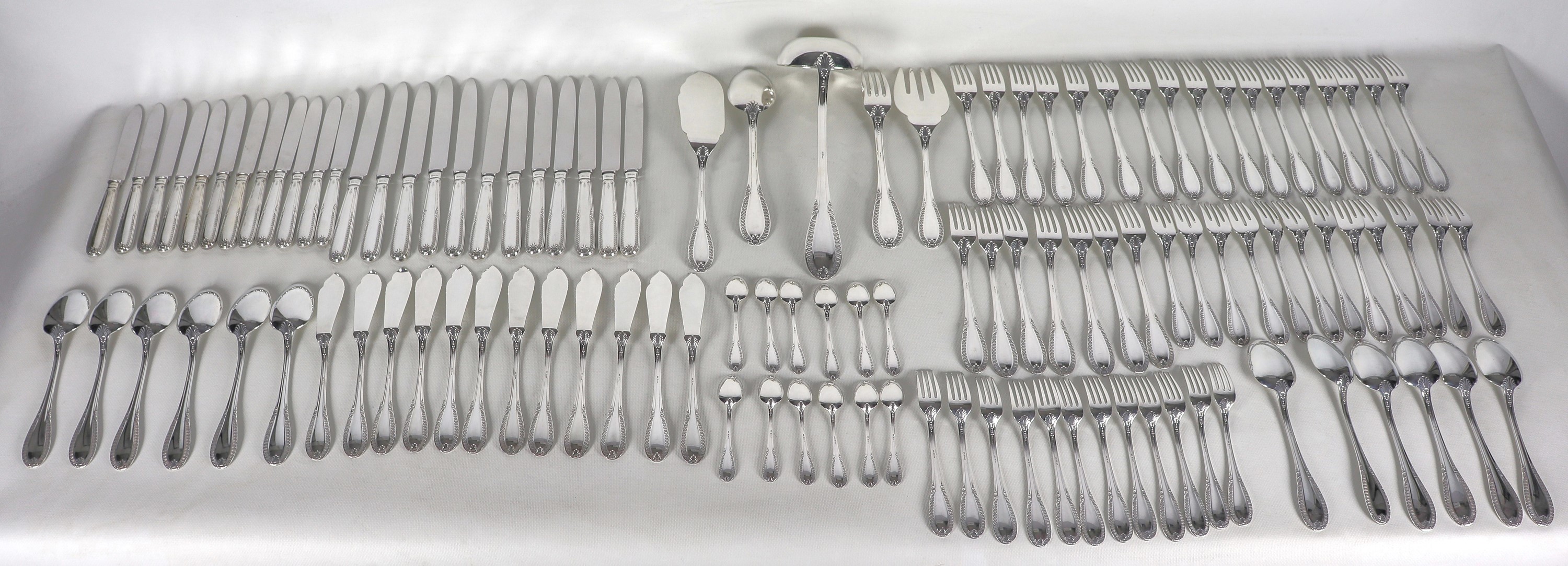 Servizio di posate in argento cesellato e sbalzato a motivi Impero, marcato Schiavon (pz 113), gr...