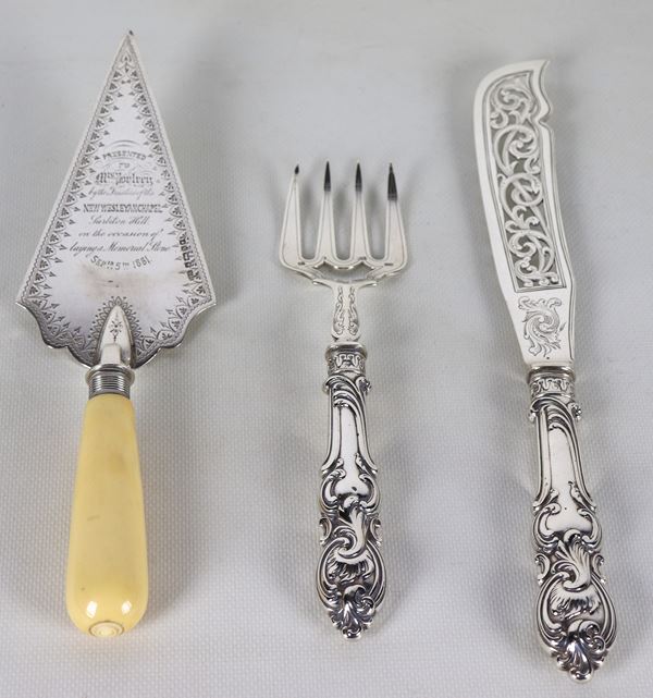 Lotto di tre antiche posate da portata in argento cesellato e sbalzato, Epoca Regina Vittoria. Bolli Sheffield 1880
