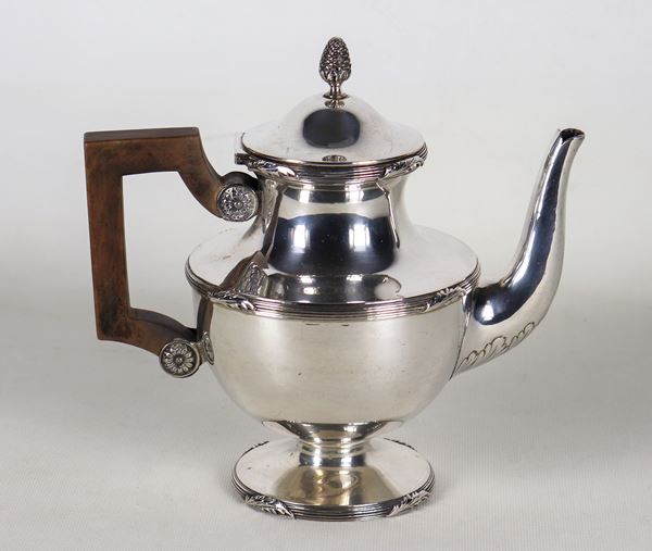 Antica caffettiera in argento cesellato e sbalzato a motivi Impero, manico in legno, gr. 680