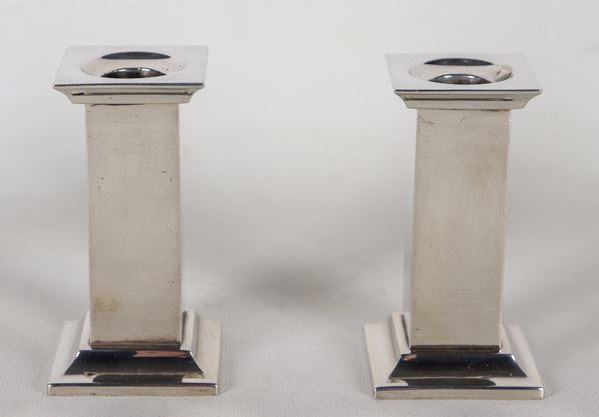 Coppia di piccoli candelieri in argento Sterling 925, a forma di colonnine quadrate. Marcati Pampaloni, gr. 380