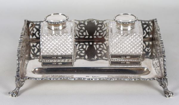 Antique inkwell from the Queen Victoria era, in chiselled and embossed silver with perforated railing, two crystal bottles and four feet. Breakage and chipping on the bottles, gr. 635. London stamps 1898