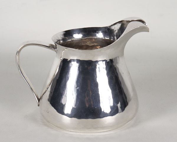 Hammered silver jug with curved handle. Marcata Brandimarte, gr. 420