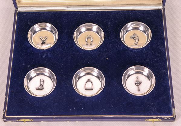 Sei piccoli posacenere tondi in argento Titolo 925, con piccole sculture di strumenti da equitazione, astuccio in pelle blu, gr. 180