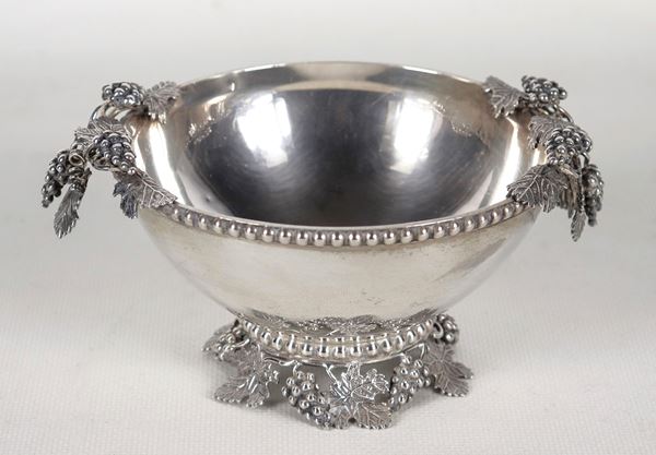 Small round cup in 925 silver, with handles and base decorated with bunches of grapes. Minor dents, gr. 240