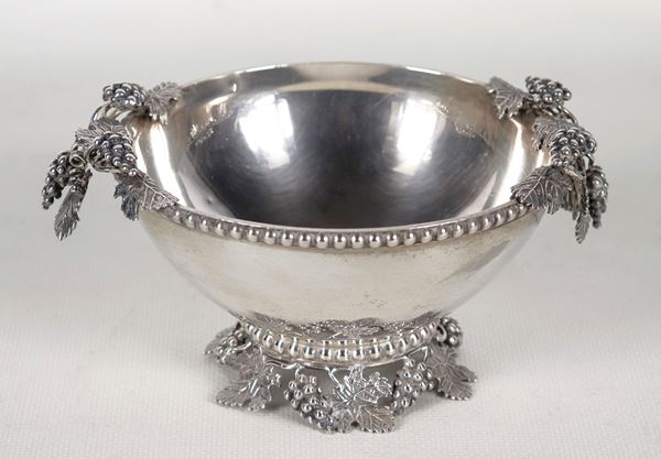 Piccola coppa tonda in argento Titolo 925, con manici e base a motivi di grappoli d'uva. Lievi ammaccature, gr. 240