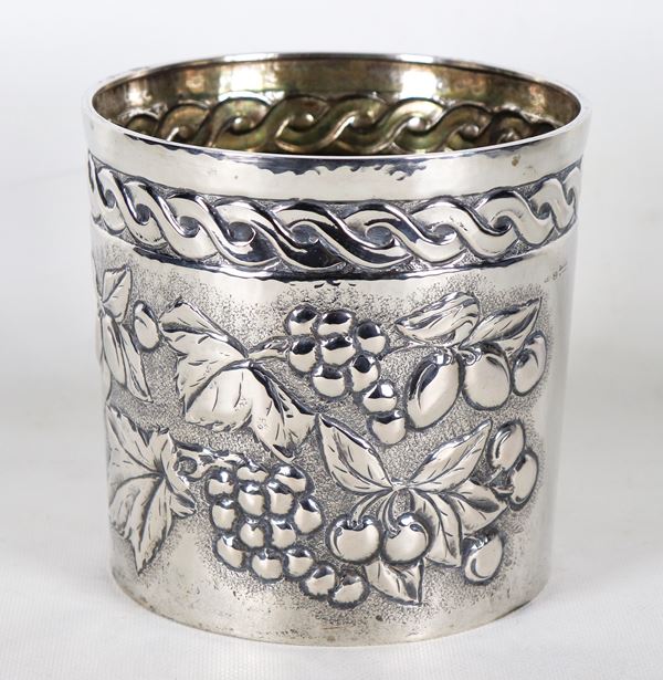 Champagne bucket in hammered, chiselled and embossed silver with motifs of bunches of grapes and cherries, gr. 600