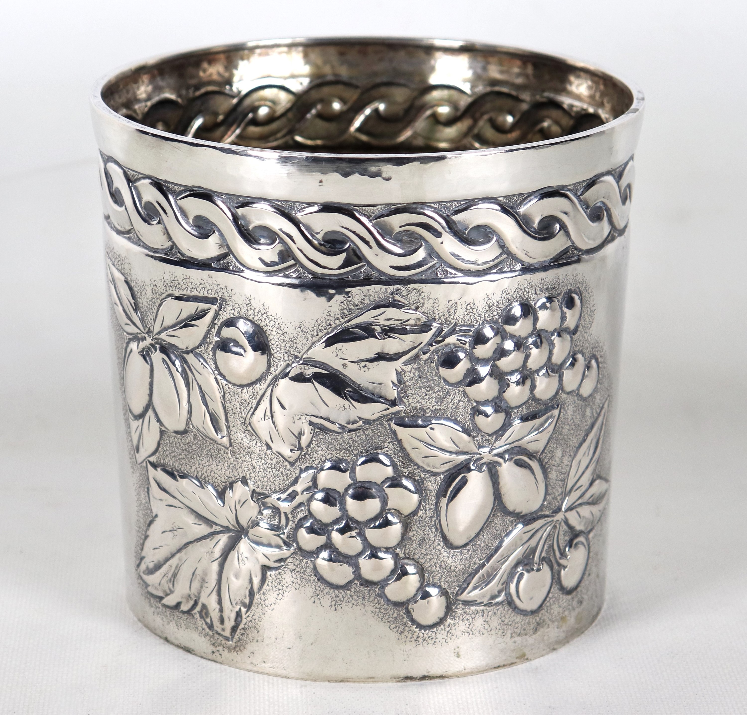 Secchiello portachampagne in argento martellato, cesellato e sbalzato a motivi di grappoli d'uva ...