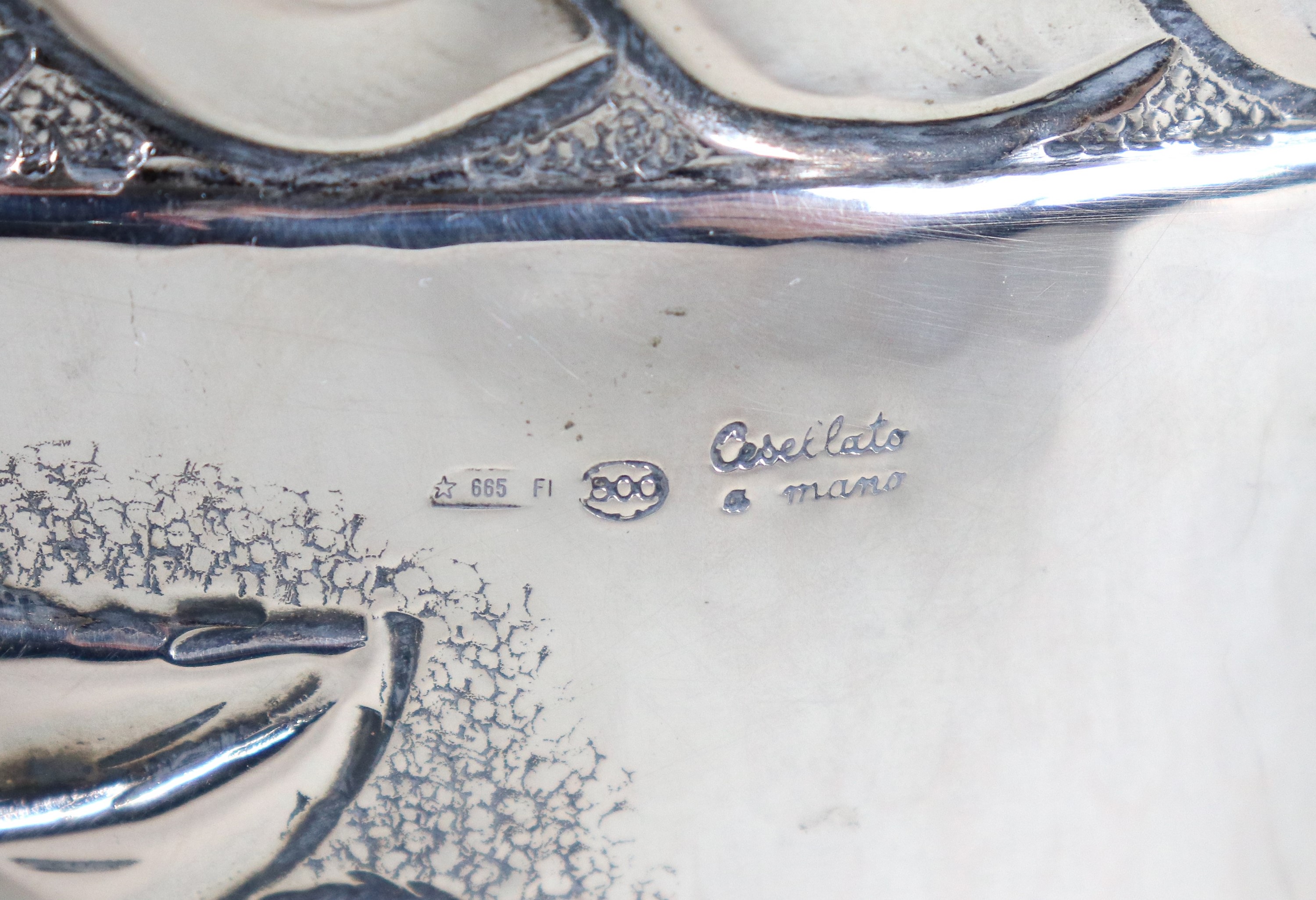 Secchiello portachampagne in argento martellato, cesellato e sbalzato a motivi di grappoli d'uva ...