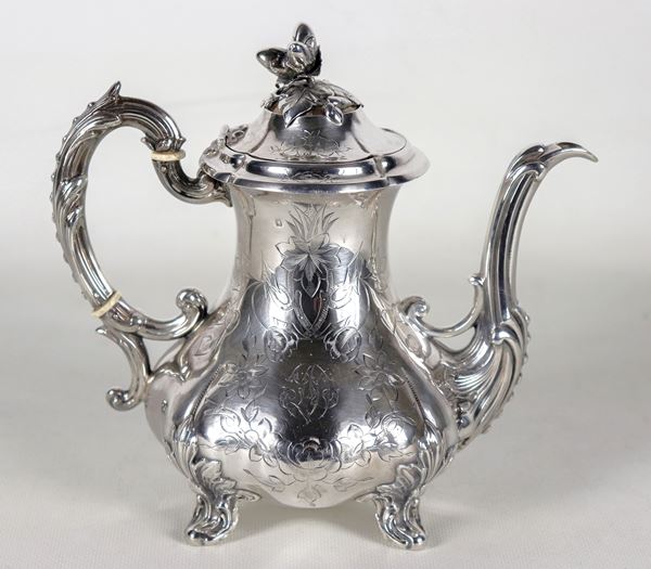Antica caffettiera in argento, cesellato e sbalzato a volute floreali e monogramma inciso, manico e piedini ricurvi, gr. 465. Bolli Francia 1838
