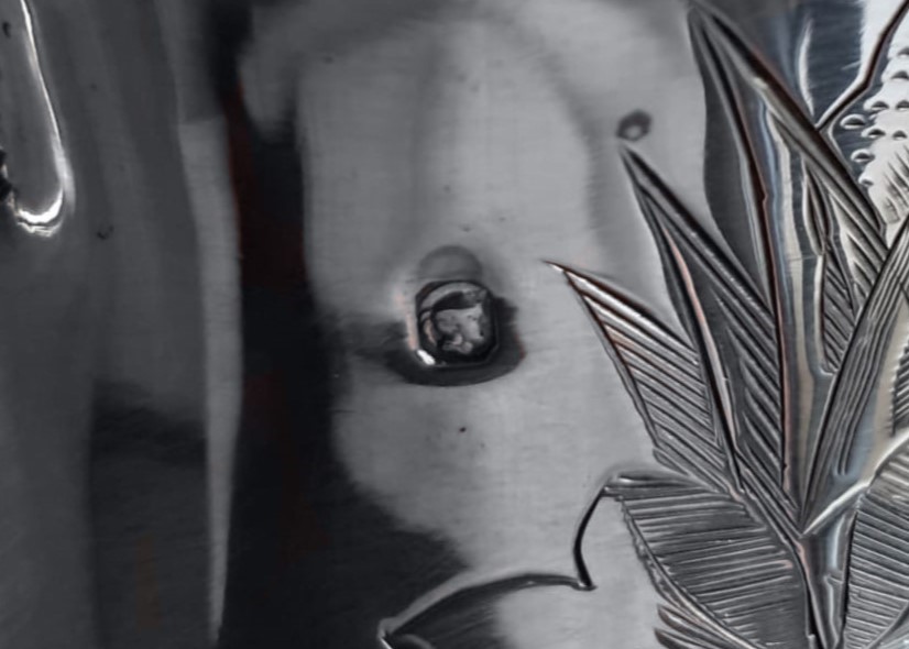 Antica caffettiera in argento, cesellato e sbalzato a volute floreali e monogramma inciso, manico...