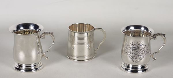 Lotto di tre piccoli boccali in argento cesellato e sbalzato, forme e misure differenti, gr. 555