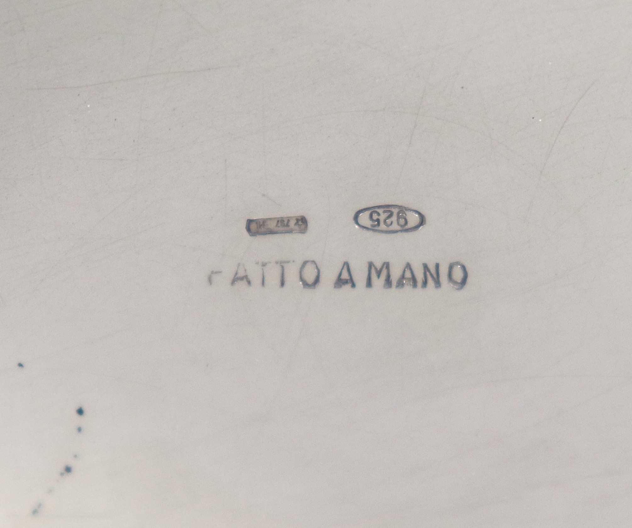 Lotto di tre piccoli boccali in argento cesellato e sbalzato, forme e misure differenti, gr. 555