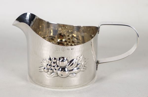Piccola caraffa tonda in argento martellato, cesellato e sbalzato a rilievo a motivi di frutta,  gr. 260