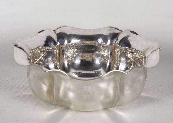 Round fruit bowl in chiselled and embossed silver with curved edge, gr. 490