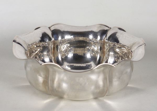 Fruttiera tonda in argento cesellato e sbalzato con bordo centinato, gr. 490