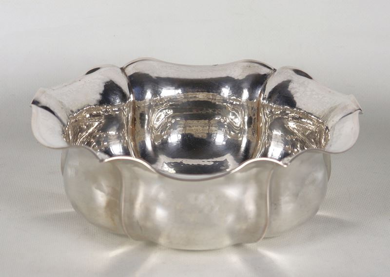 Fruttiera tonda in argento cesellato e sbalzato con bordo centinato, gr. 490
