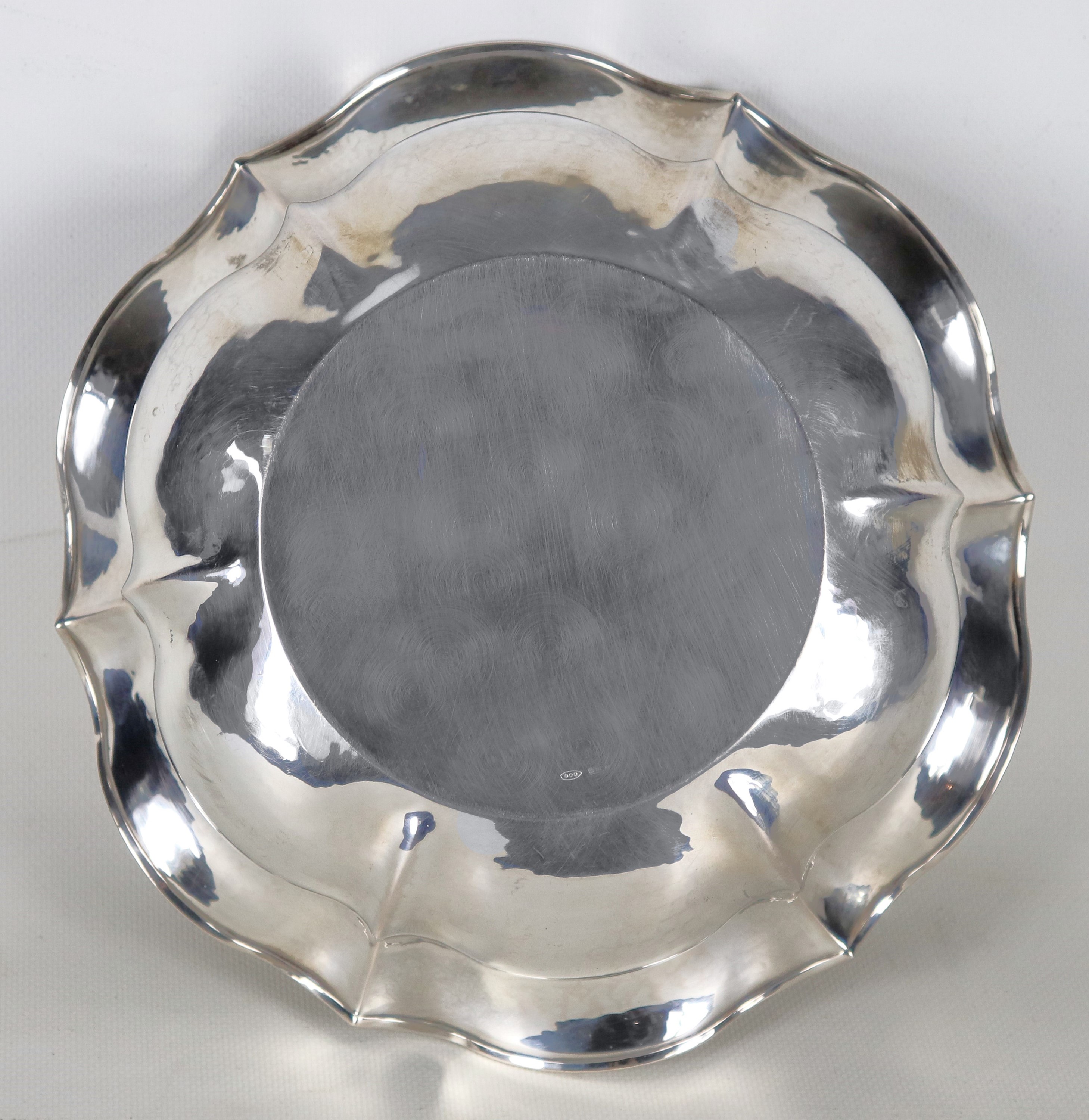 Fruttiera tonda in argento cesellato e sbalzato con bordo centinato, gr. 490