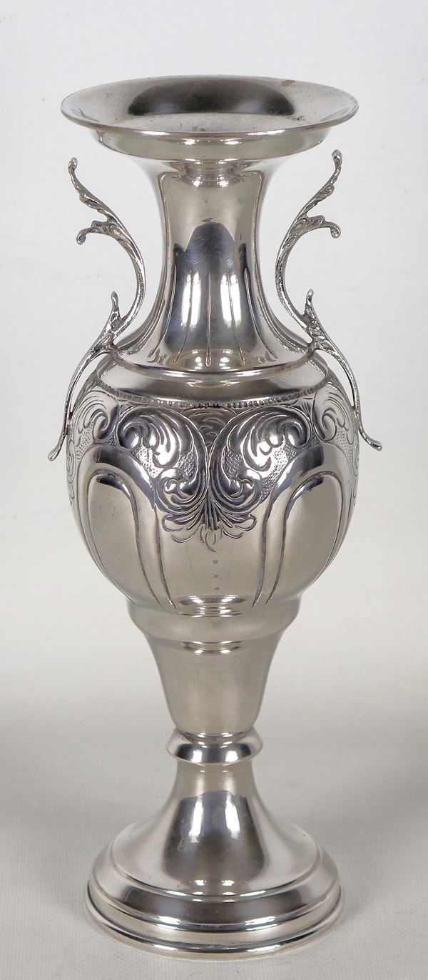 Chiselled and embossed silver amphora with scroll motifs, with two curved handles, gr. 500