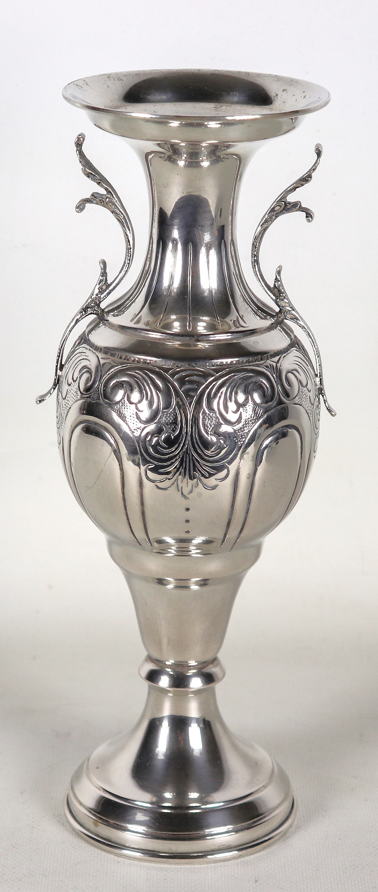 Anfora in argento cesellato e sbalzato a motivi di volute, con due manici ricurvi, gr. 500