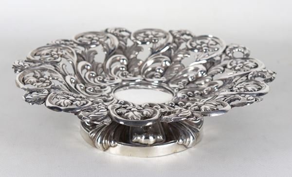 Ancient small cake stand in chiselled, embossed and pierced silver with floral scrolls. Some small defects, gr. 225