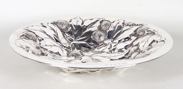 Fruttiera tonda in argento, interamente cesellata e sbalzata a motivi di foglie e frutti, gr. 640