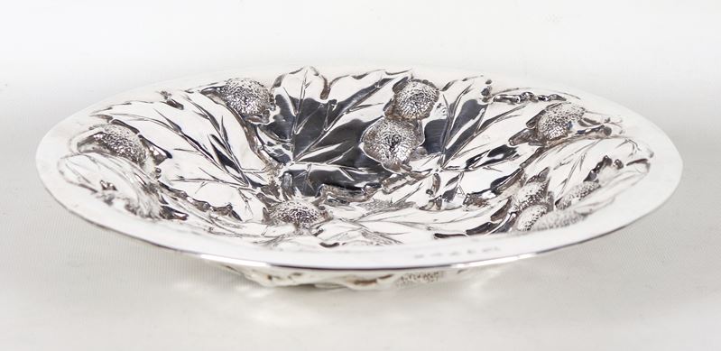 Fruttiera tonda in argento, interamente cesellata e sbalzata a motivi di foglie e frutti, gr. 640