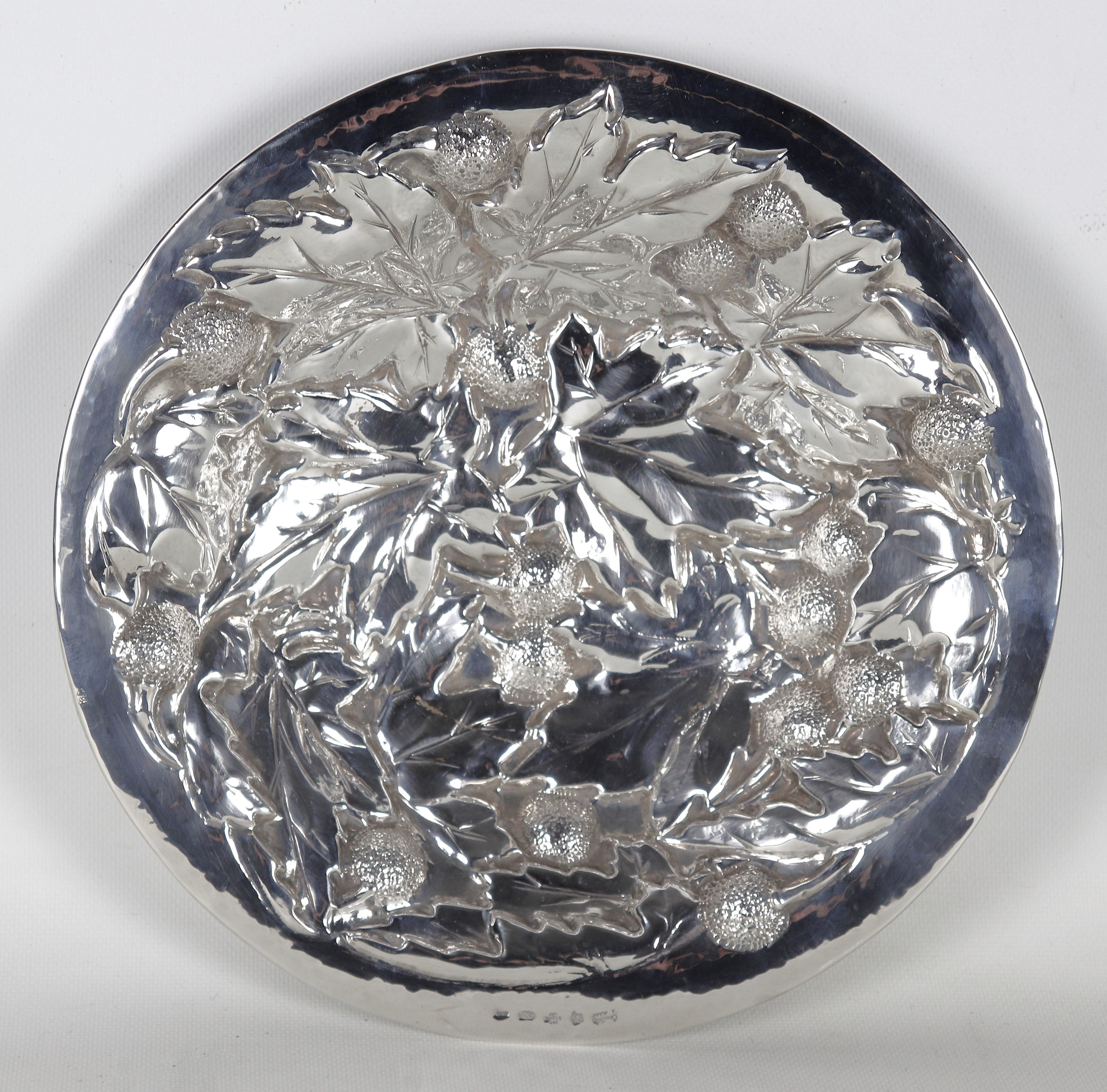 Fruttiera tonda in argento, interamente cesellata e sbalzata a motivi di foglie e frutti, gr. 640