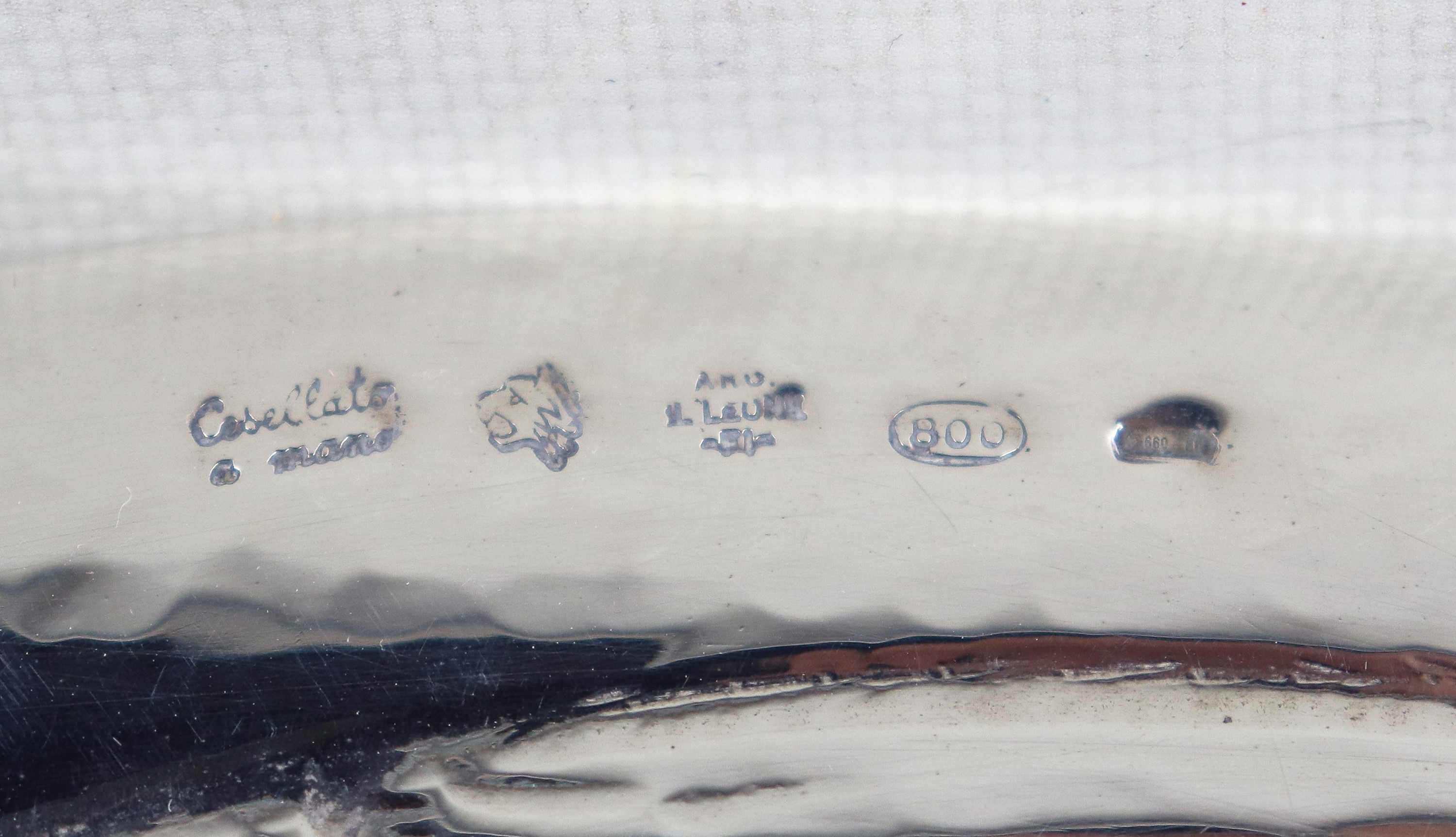 Fruttiera tonda in argento, interamente cesellata e sbalzata a motivi di foglie e frutti, gr. 640