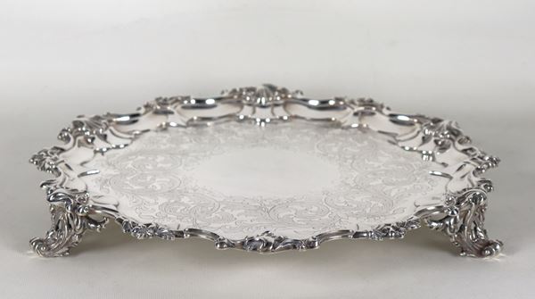 Antico salver in argento Epoca Regina Vittoria, interamente cesellato e sbalzato a volute, fiori e conchiglie, bordo centinato e tre piedini ricurvi, gr. 1210. Bolli Londra 1841