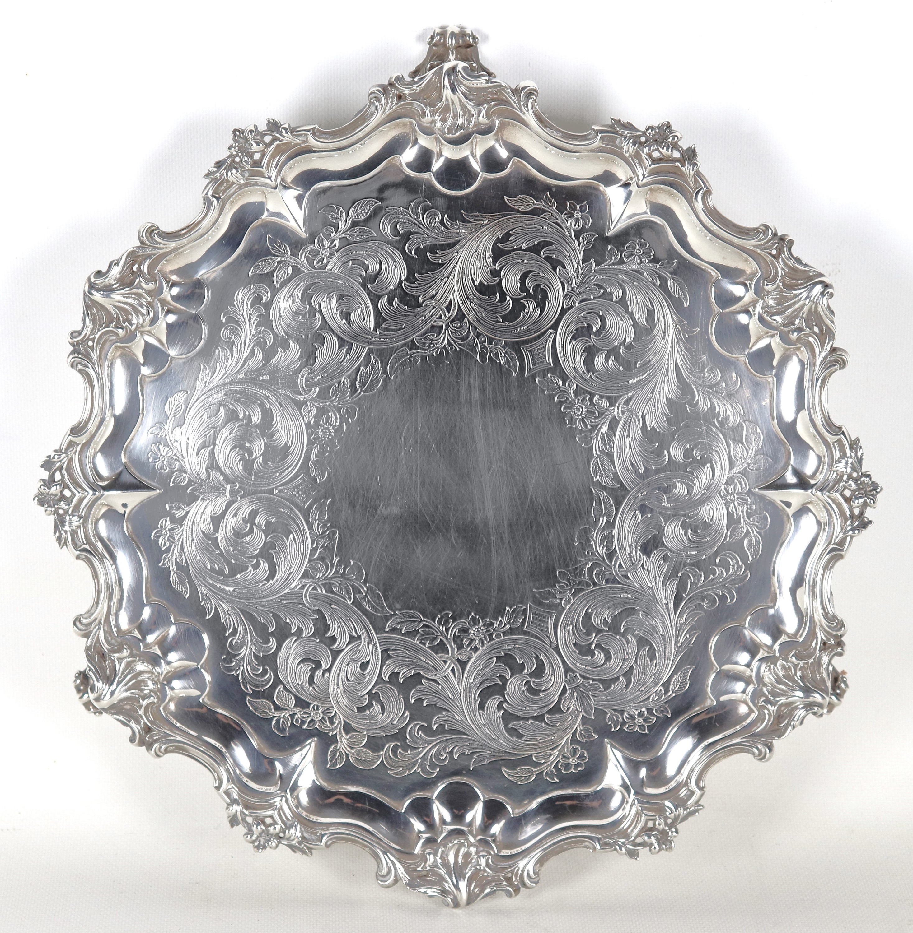 Antico salver in argento Epoca Regina Vittoria, interamente cesellato e sbalzato a volute, fiori ...