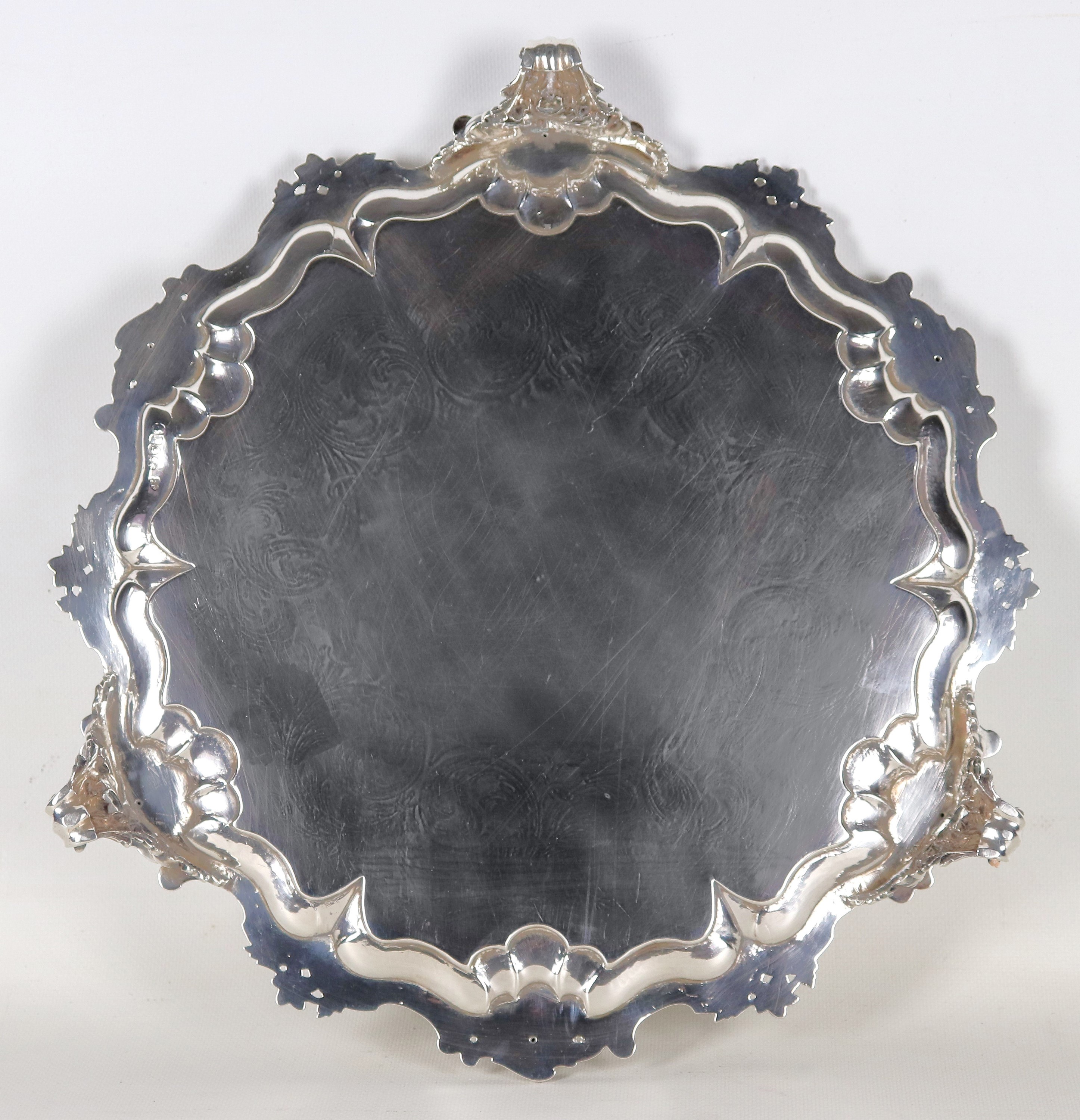 Antico salver in argento Epoca Regina Vittoria, interamente cesellato e sbalzato a volute, fiori ...