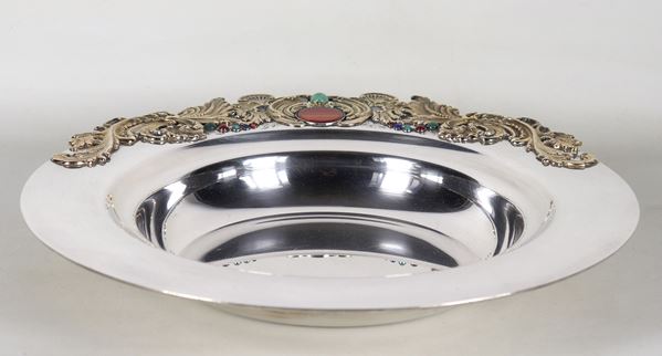 Large silver centrepiece, with applications on the edge of golden scrolls and semi-precious stones. Marcato Stefani-Bologna, gr. 1740