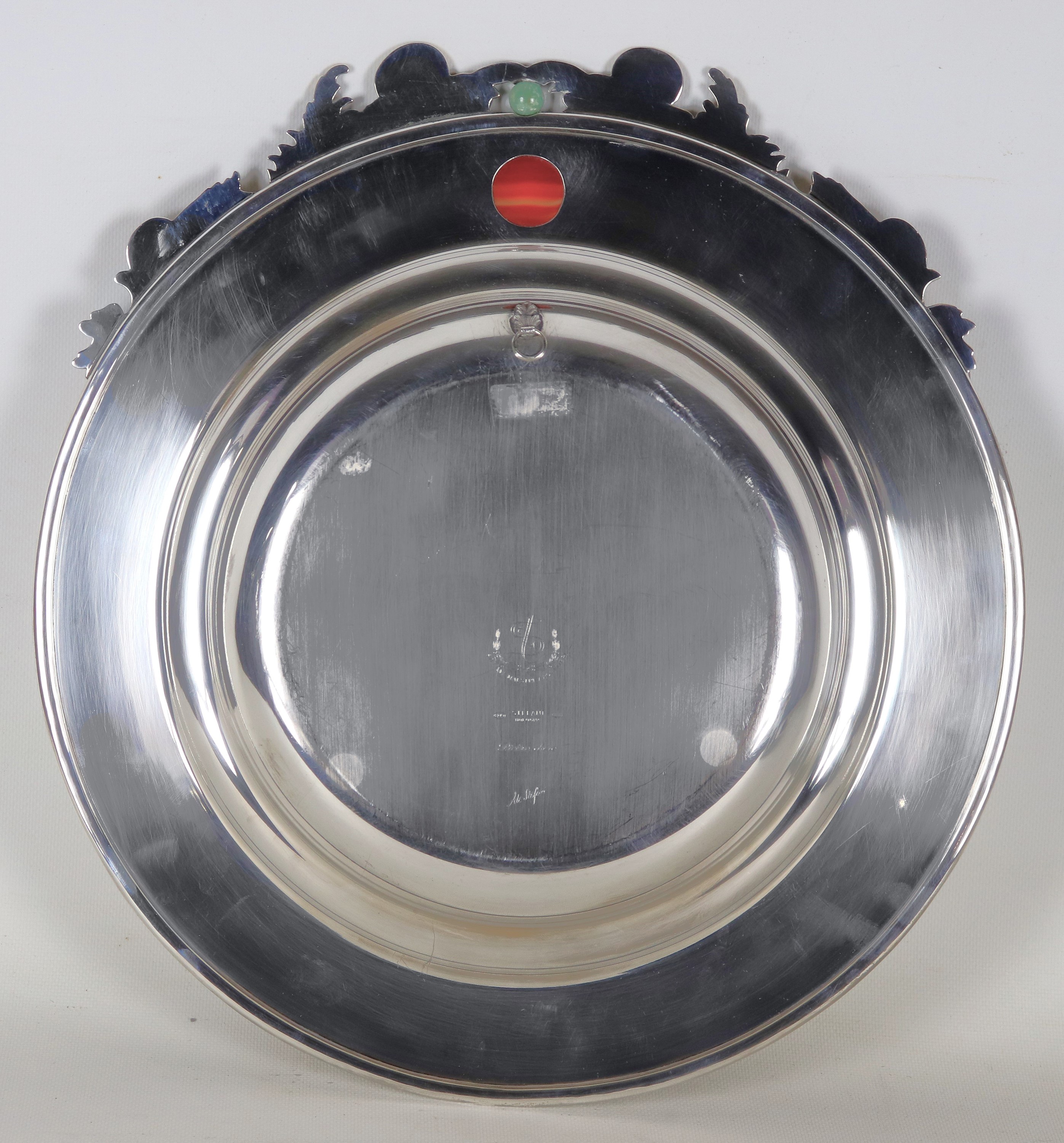 Grande centrotavola in argento, con applicazioni sul bordo di volute dorate e pietre dure. Marcat...