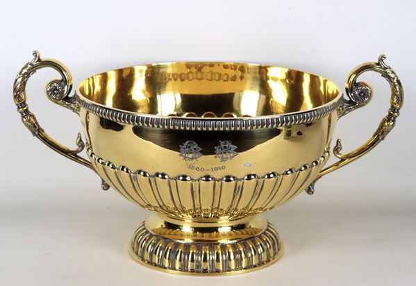 Large bowl in vermeil silver, Edward VII period, with embossed, chiselled and podded handles and edges, two engraved commemorative monograms in the center of the edge, gr. 3570. London stamps 1907