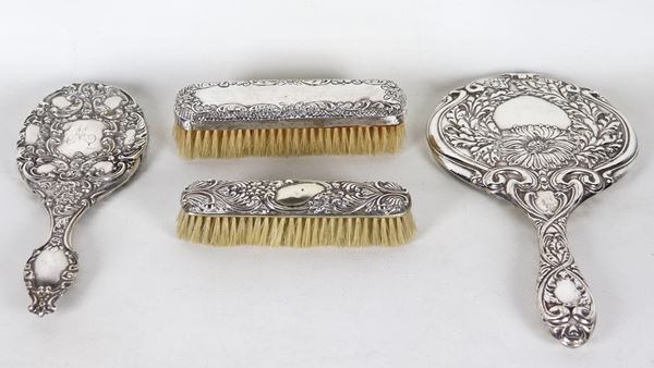 Antique lot in chiselled and embossed silver of two mirrors and two toilet brushes, some defects (4 pieces)