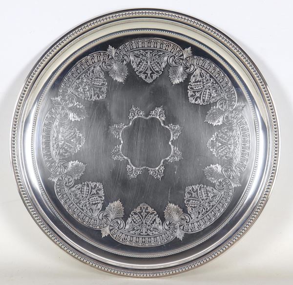 Antique round tray from the Edward VII period, in chiselled and embossed volute Sheffield. shells and beads