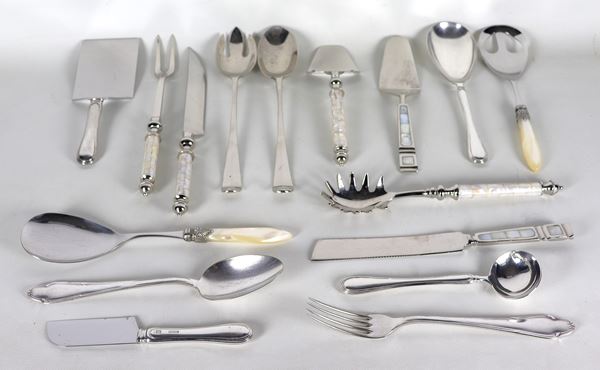 Lot of sixteen antique serving cutlery in Sheffield and silver metal, some with mother-of-pearl handles, various shapes and sizes