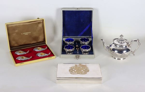 Lot in embossed and chiseled Sheffield of a Victorian teapot, a cigarette box, four fish-shaped ashtrays and four salt shakers with cobalt blue crystal trays. The salt shakers have defects inside (10 pcs)