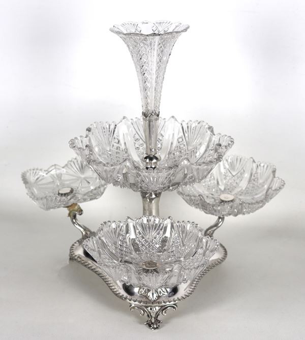 Antica epergne Epoca Regina Vittoria, in sheffield cesellato e sbalzato con vaschette in cristallo lavorato. Una vaschetta presenta rottura